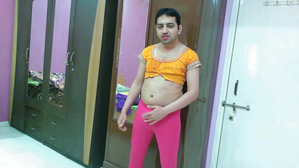 Cute & Nude Crossdresser: Transsexual efeminat dulce femboy Sweet Lollipop într-un bluz sexy și colanți.