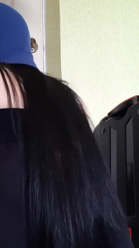 Meine versaute stieftochter stieg unter meinen rock und brachte mich zum orgasmus, während mein ehemann bei der arbeit war