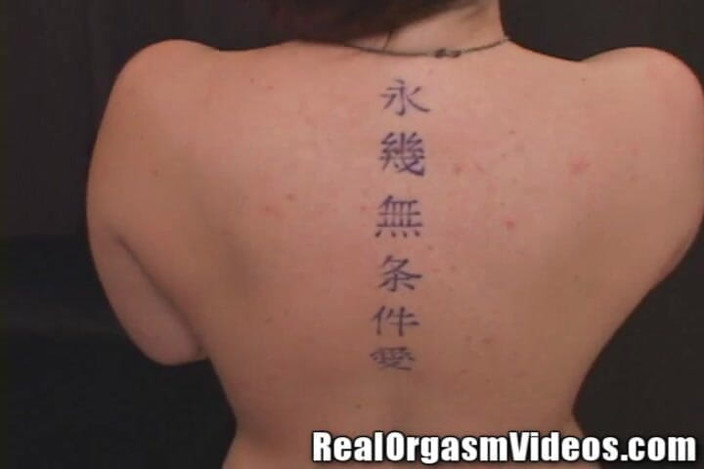 Sybian Orgasm Videos: Hermione con le tettine fica dollari cavalca sybian orgasmo felicità!