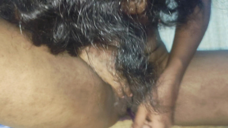 VillageBlackfairy: Une bhabhi hindi se doigte à la maison