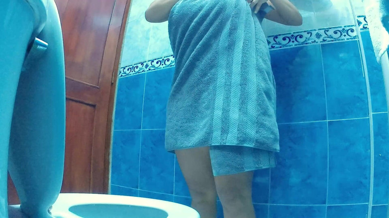 SENSESEX: 我继母撒尿的录像