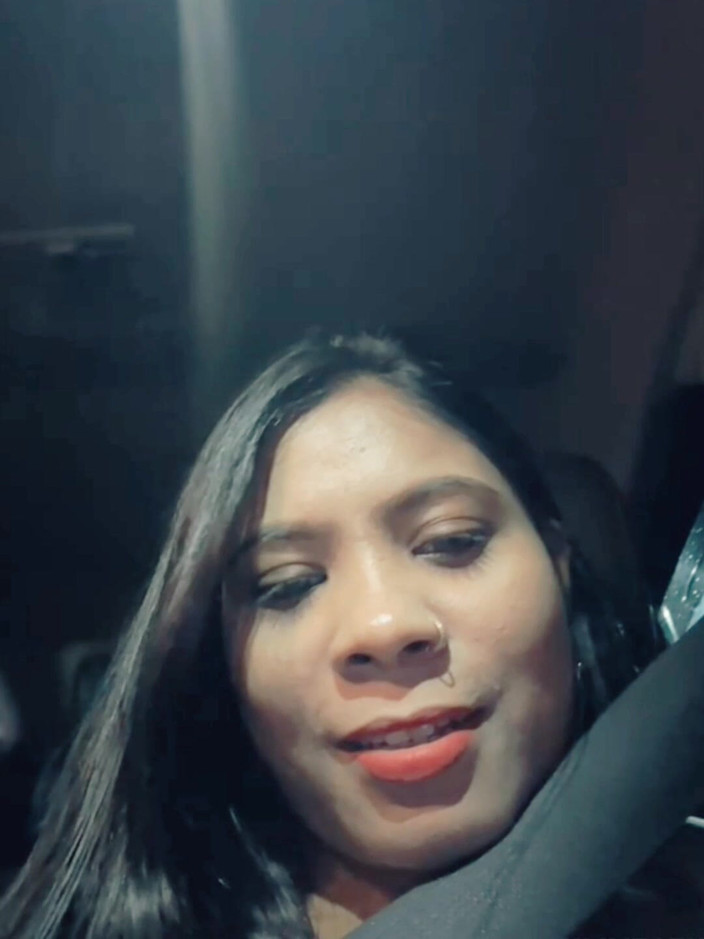 Nisha bhabhi ki chudai: Mostrare grandi tette in auto quando andare a guidare.