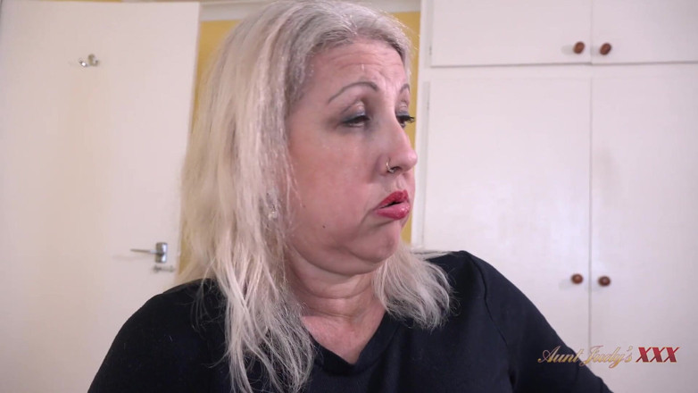 Aunt Judy's XXX: Auntjudysxxx - あなたの成熟した継母夫人マギーは、あなたの盗まれたパンティーの隠し場所を見つける(主観BJ)