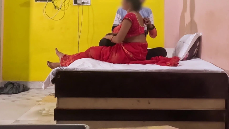 Hot Girls Indian: Гаряча бхабхі в червоному саарі трахається в іншому стилі