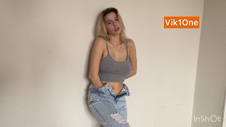 Vik1one: Nadržená blondýnka v džínách si hladí kundičku