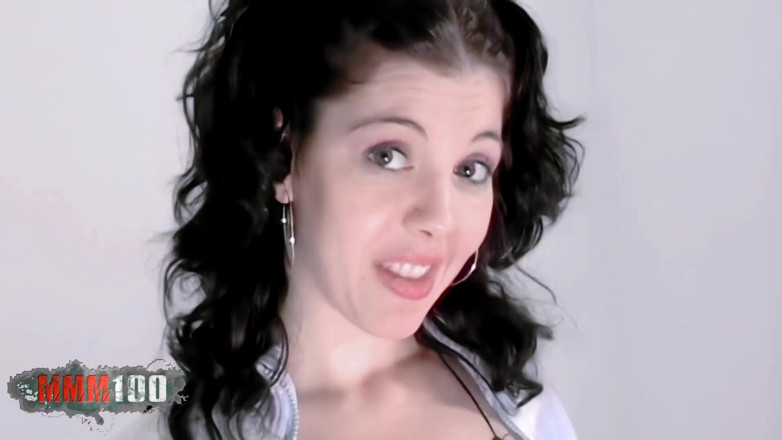 MMM100: Sonia-sanchez: la hermosa morena española Sonia Sanchez juega con su...