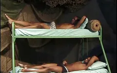 Un black encule son amant allongé sur le lit