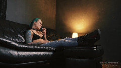 Cruel Anettes fetish world: Anette, Jeans और Boots में धूम्रपान करती है 4k
