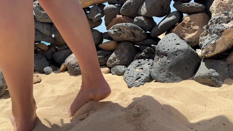 Emma Voyeur: Girl Pissing No Panties in the Dress Beach