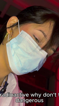セクシーな科学者が自分の研究室で私の精液を吸い取る