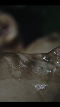 Aziatisch Japans meisje Emiri Momota komt vast te zitten in het bos - Bondage met wijnstokken creampie
