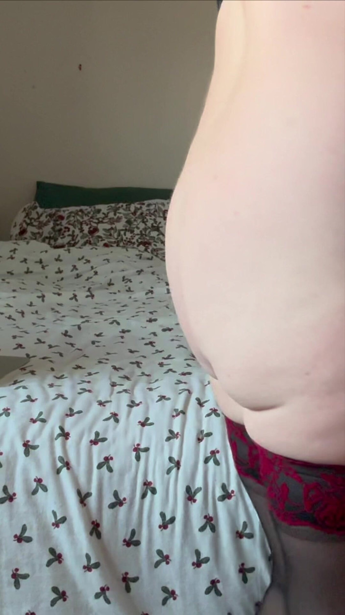 Frequentmasturbation: Cewek ini lagi asik masturbasi beceknya sambil pakai stoking saat...