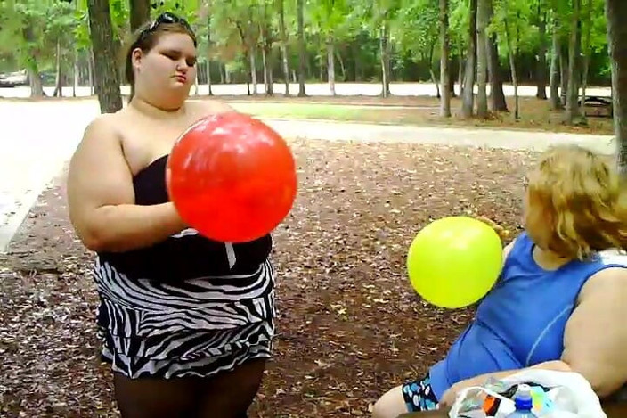 BBW nurse Vicki adventures with friends: 2 สาวอวบเป่าลูกโป่งแล้วทำให้แตก