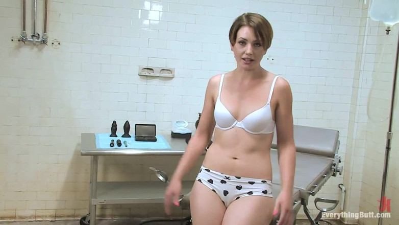 Everything Butt by Kink: アナルオーディション:サラ・シェボンが彼女の浣腸を差し込む