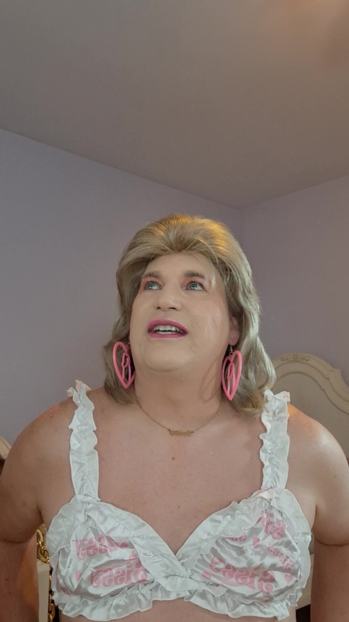 Victoria Lecherri: Curvă efeminată!