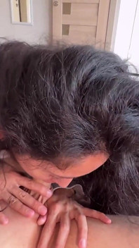 Madrastra resuelve problemas de hijastro con la ayuda de la muñeca electrónica