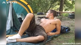 Keseronokan masa perkhemahan mengakibatkan wank luar untuk Ariel Vanean!