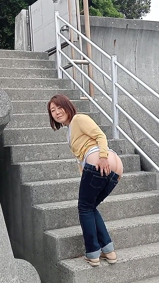 Outdoor Exposure in Ultra-low-rise Jeans (Mayumi Kanzaki) Outdoor Exposure in Ultra-low-rise Jeans (Mayumi Kanzaki)