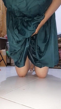 Crossdresser na sobě chiffon šaty s hedvábnou podšívkou