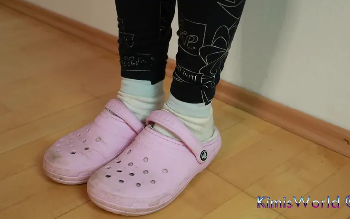 KimisWorld: Worn-out Pink Clogs &amp; Dirty White Socks - Sweaty &amp; Used!