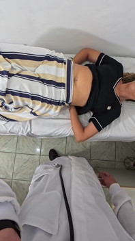 Esame medico addominale da parte del medico generale