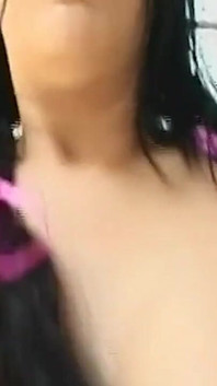 Un deepthroat salivoso soffoca su un grosso cazzo con sgocciolante sborrata in faccia