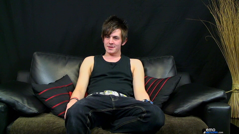 Homo Emo: Zackarry delivers the juice in his debut wank
