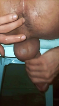 Mijn Man Wilde Een Ander Soort Cumshot Proberen, Zijn Harige Kontgaatje Stimuleren Tijdens Het Aftrekken.