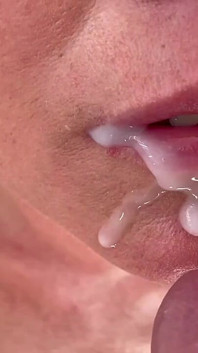 Sperma skjuta mycket i mitt ansikte i slow motion