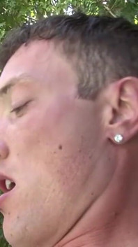Sexy dude fukcing raw in the swimming pool