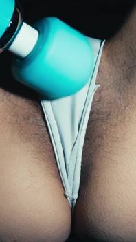 Lui Mi Masturba Con Il Mio Vibratore, Ma Voglio Finire Da Sola per Un Forte Orgasmo
