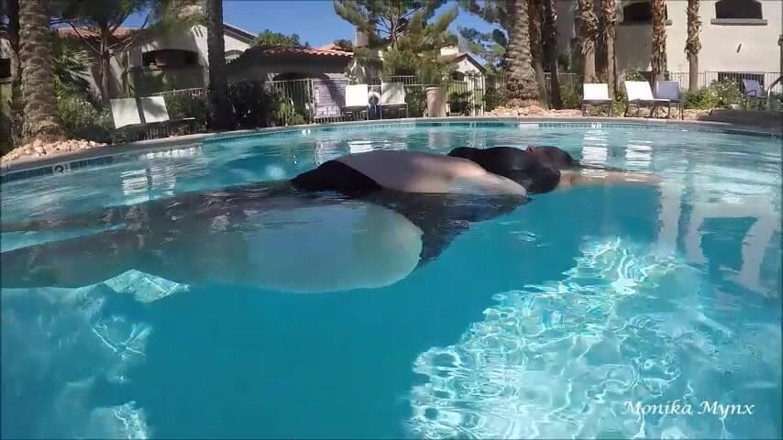 BBW Pleasures: Une SSBBW flottante dans la piscine