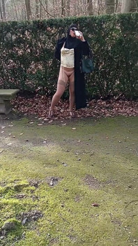 Pacar Muslim saya menunjukkan vaginanya di luar taman.