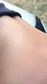 Sesso vicino a una macchina in un luogo all'aperto