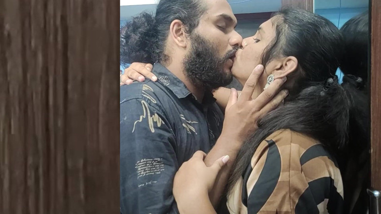 Vaigavarun45: Romansa lip lock hot pasangan mallu trivandrum dientot habis-habisan