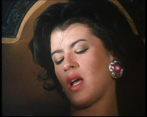 Vintage megastore: Porno vintage italiano con una morena sexy en lencería blanca...