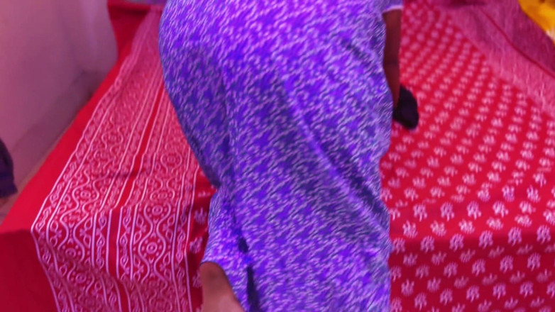 Aria Mia: Саудовская горячая горничная снимает свою большую задницу одежды, чистя мою постель, и я получаю горячую и мастурбирует после просмотра