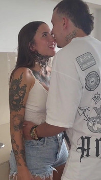 Invito a Mi Vecina a Un Lugar Privado Y Me Sorprende Con Un Squirt Masivo