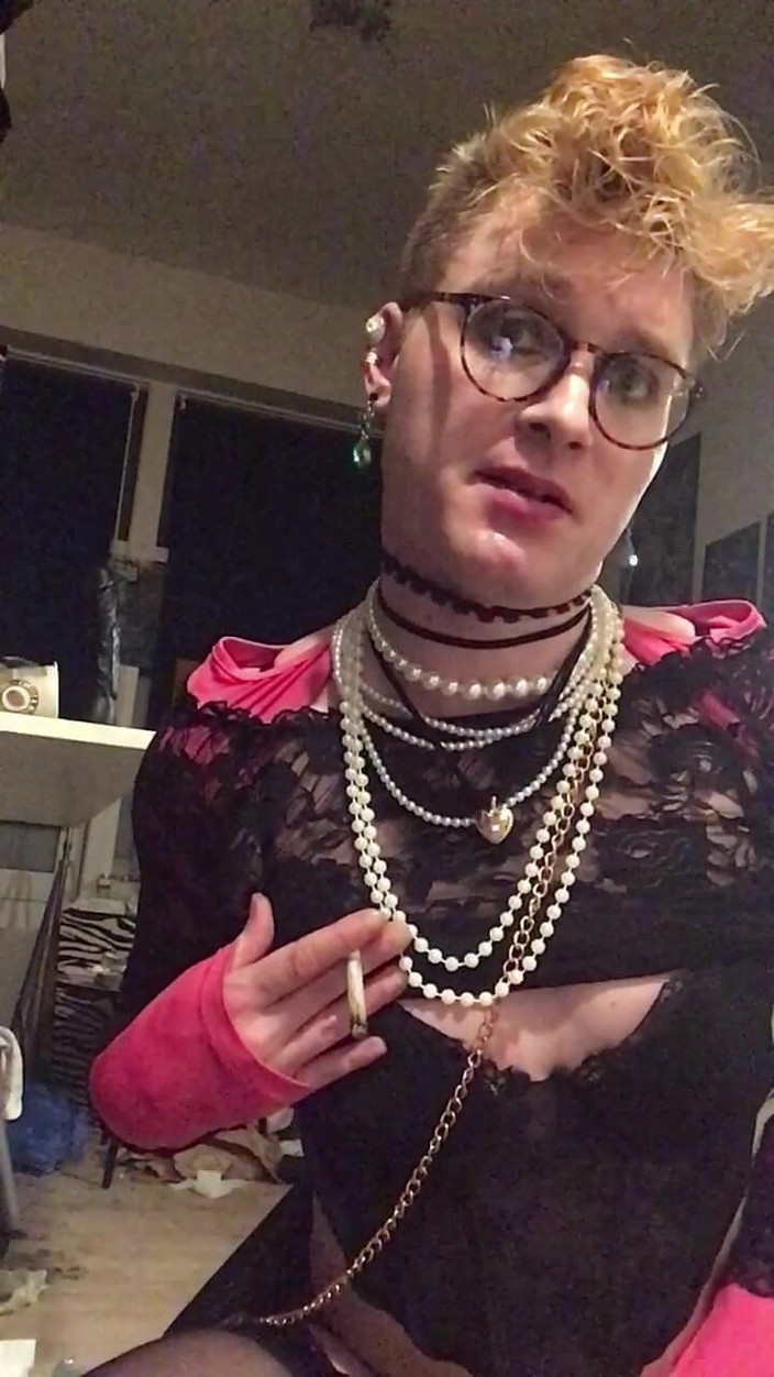 Sissy Cindy Slut: Une pute tapette exposée jouit