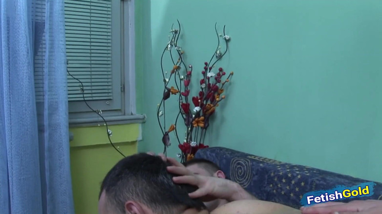 Gay Life: Tre amici gay si divertono a succhiare i loro grossi...