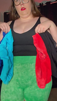 Tjock BBW försök att dra Wiith 5 tighta gym shorts som kramar saftig röv, snuskigt samtal, stripteases och stygg dans