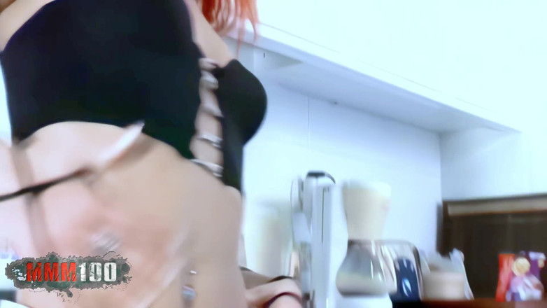 MMM100: Angie Kiss yıldızı genç kızıl saçlı Angie kiss mutfakta kıyafetlerini çıkarıyor