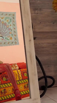 Červené dildo, červené spodní prádlo.