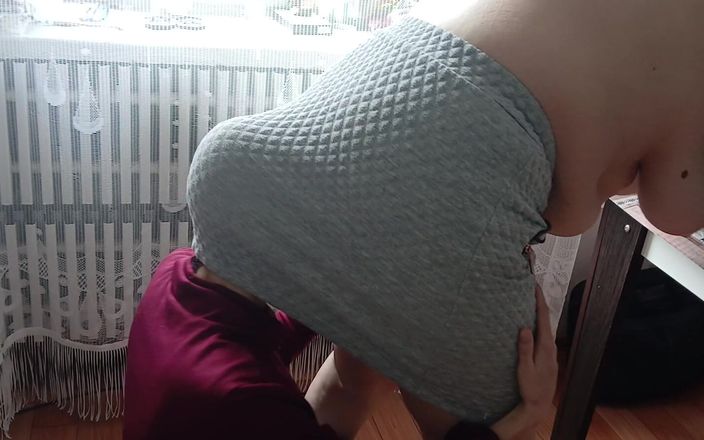 Lesbian-candys: J’ai surpris mon collègue en train de lécher le cul...