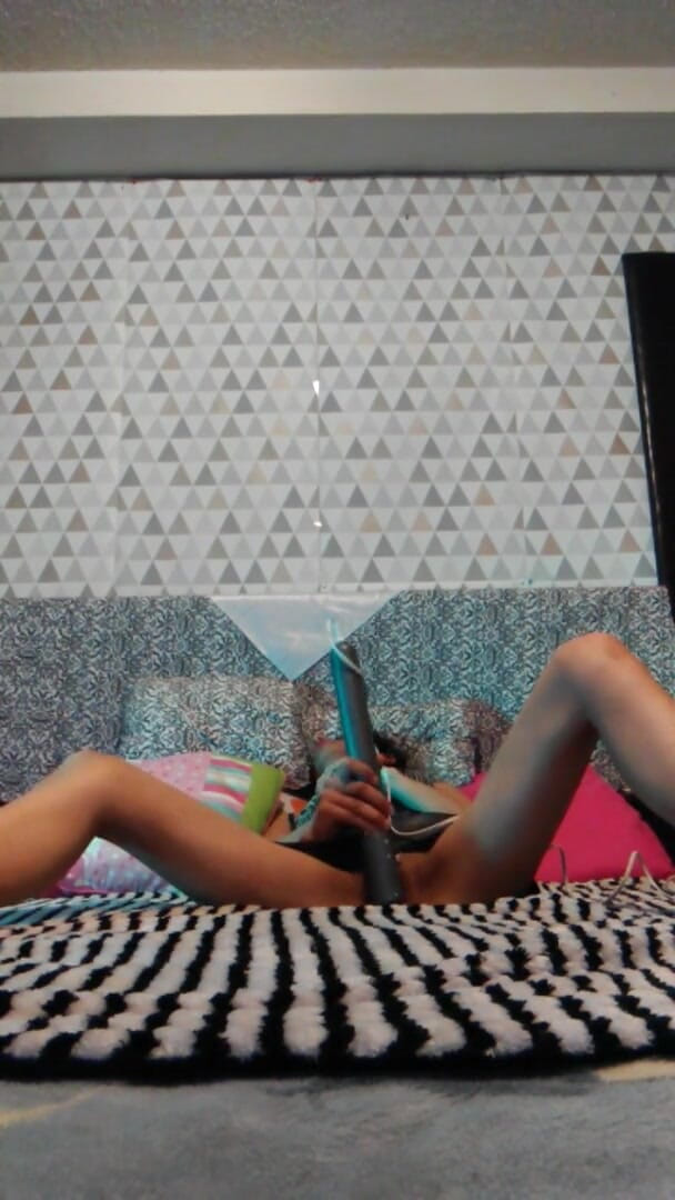 Happy life: Mujer se masturba con enorme hitachi
