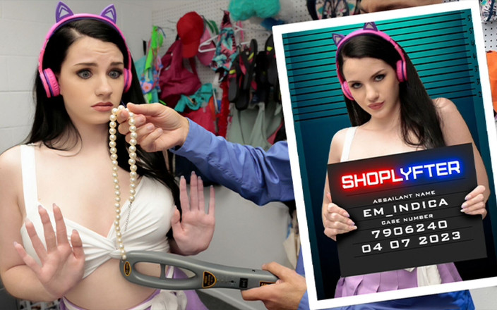 Shop Lyfter: Irl主播em indica在偷窃时被抓，并和保安做爱以释放