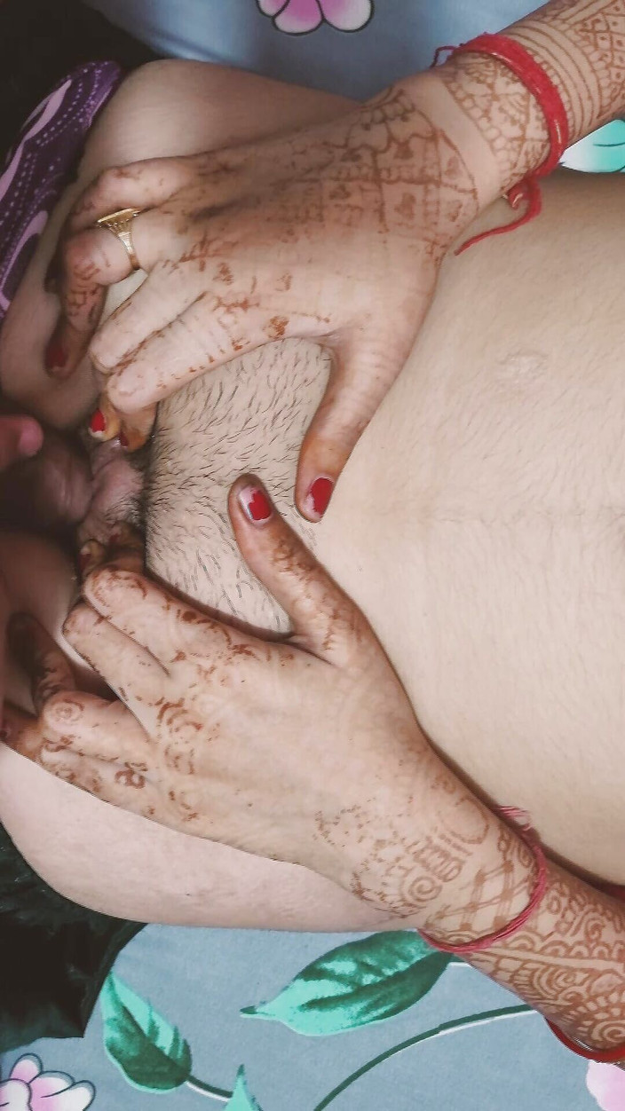 Roobi sharma: 継母の義理の息子左、ヒンディー語のセックスストーリー