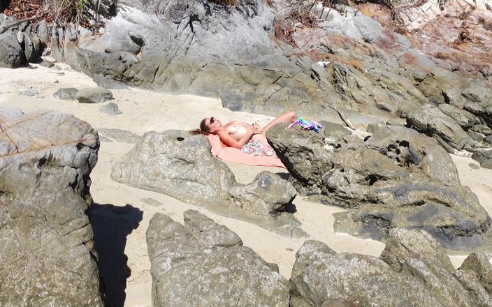 Venus et Vulcanus: Menina nudista na praia Fodida duro por estranho na buceta...