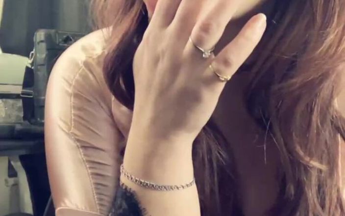 Alli Anderson: Супер сексуальне куріння оголеною з шовково-рожевим халатом