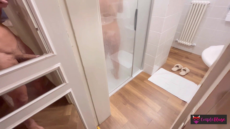Coupleflage: 샤워 중에 나는 내 의붓여동생을 놀라게 합니다